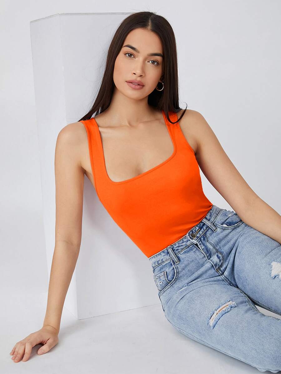Camiseta básica de cuello cuadrado