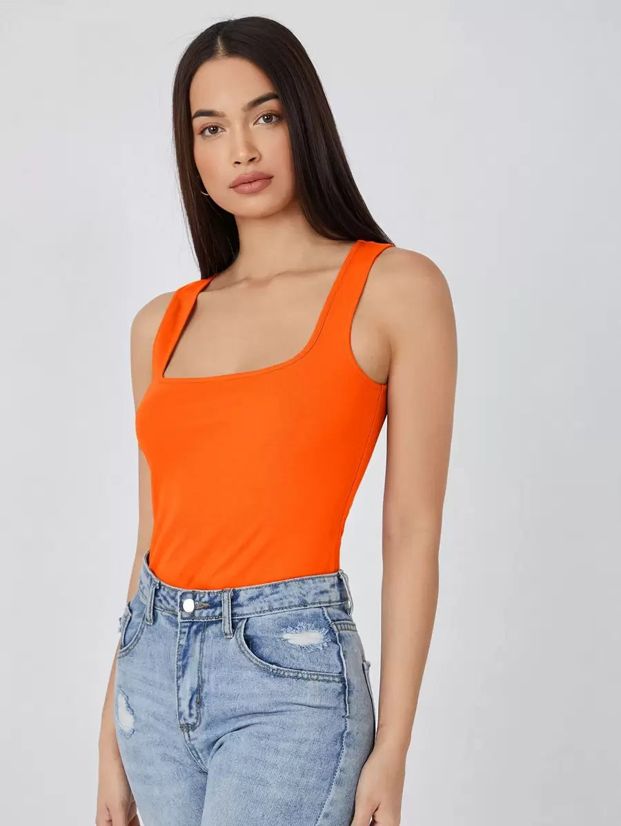 Camiseta básica de cuello cuadrado