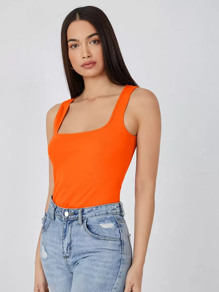 Camiseta básica de cuello cuadrado