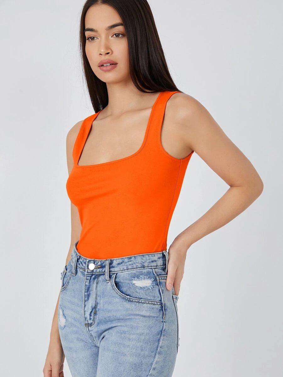 Camiseta básica de cuello cuadrado