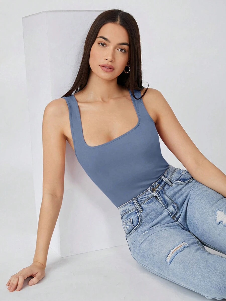 Camiseta básica de cuello cuadrado