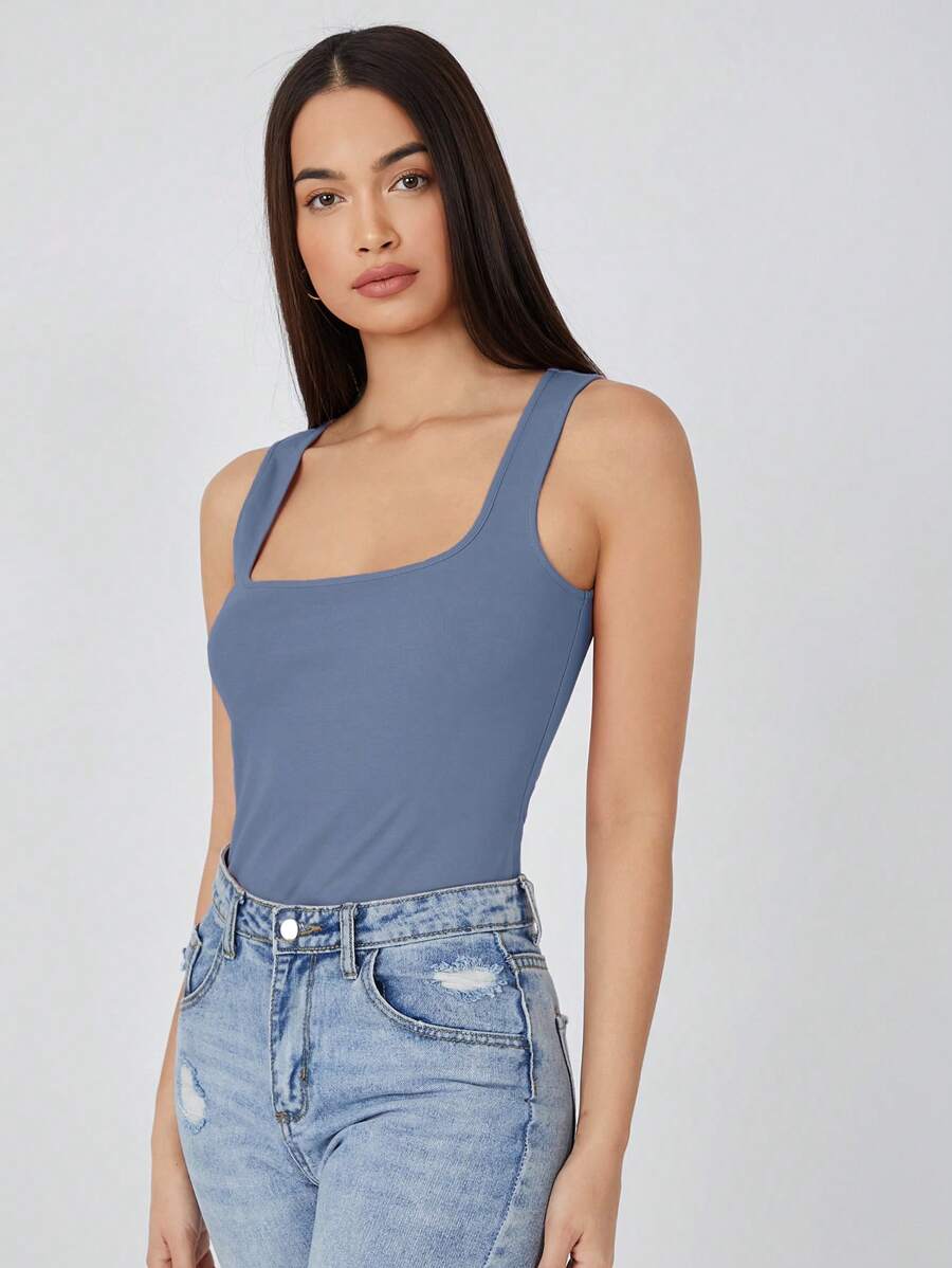 Camiseta básica de cuello cuadrado