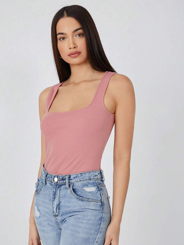 Camiseta básica de cuello cuadrado